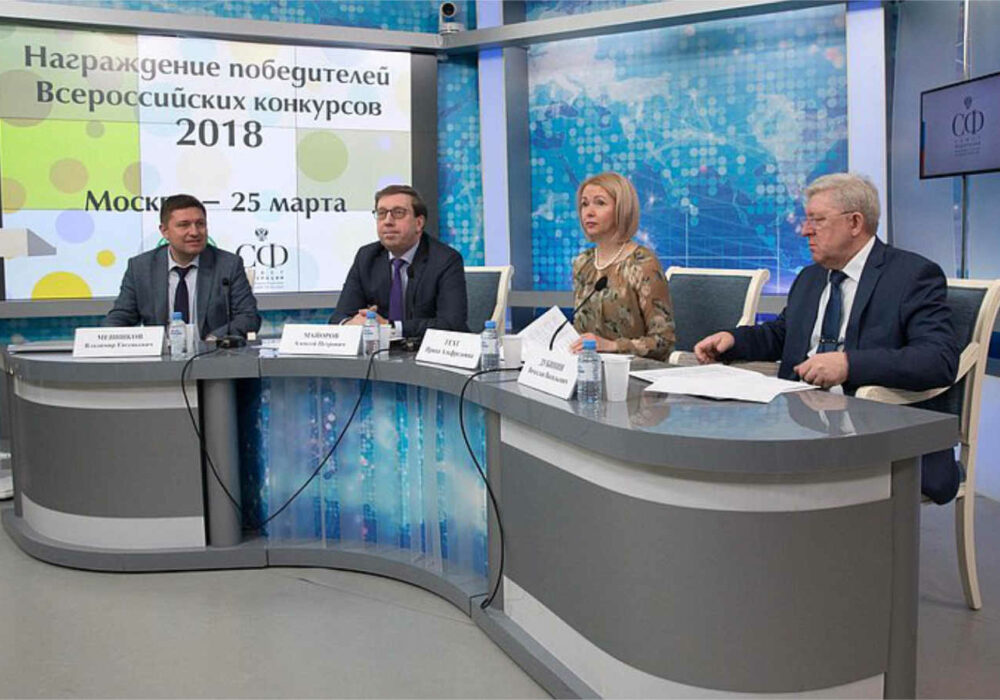 Председатель Комитета СФ по аграрно-продовольственной политике и природопользованию Алексей Майоров провел торжественную церемонию награждения победителей всероссийских образовательных мероприятий в естественнонаучной сфере 2018 г.