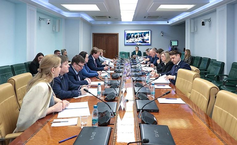 На совместном совещании Комитета Совета Федерации по аграрно-продовольственной политике и природопользованию и Правового управления Аппарата Совета Федерации обсудили проблемы реализации новых механизмов использования и охраны земель